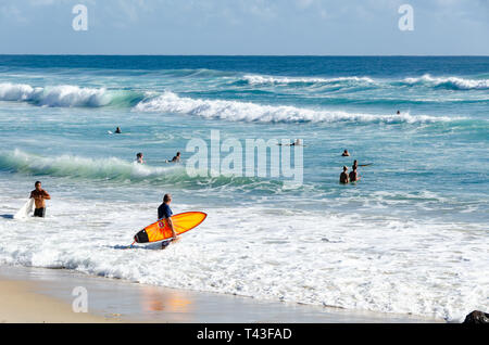La gente sulla spiaggia, per nuotare e fare surf, a Burleigh capi, Gold Coast, Queensland, Australia Foto Stock