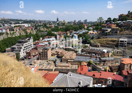 Tbilisi, Georgia: Agosto 20, 2015: vecchi bagni di zolfo nel quartiere Abanotubani con legno balconi scolpiti nella Città Vecchia di Tbilisi, Georgia. Foto Stock