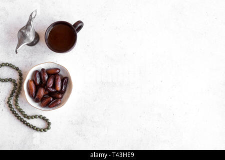 Musulmano tradizionale cibo Iftar, copia dello spazio. Il Ramadan kareem con premium date e caffè. Il Ramadan iftar concetto alimentare con rosario, copia dello spazio. Foto Stock