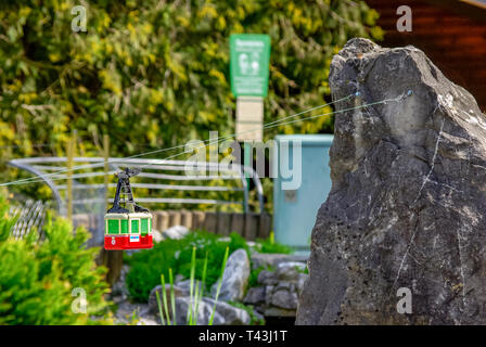 Un cavo auto del modello ferroviario sull isola di Mainau nel lago di Costanza, in Germania, passa attraverso l'immagine. Foto Stock