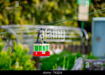 Un cavo auto del modello ferroviario sull isola di Mainau nel lago di Costanza, in Germania, passa attraverso l'immagine. Foto Stock