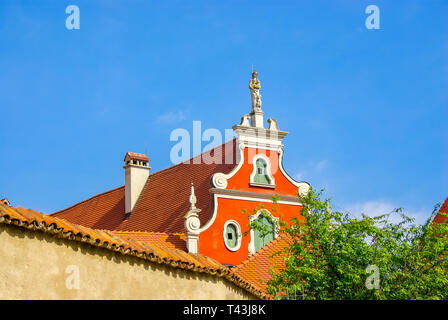 Una storica casa cittadina con timpano olandese nella Città Vecchia di Konstanz presso il lago di Costanza, Baden-Württemberg, Germania, Europa. Foto Stock