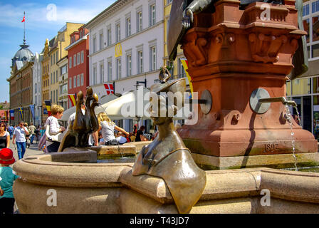 Konstanz presso il lago di Costanza, in Germania: scene di strada intorno alla fontana imperiale presso la Piazza del Mercato della Città Vecchia. Foto Stock