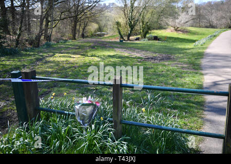 Fiori a sinistra in Ystrad Mynach Park nel Galles del Sud dove un 13-anno-vecchio ragazzo morto dopo essere stato trovato in stato di incoscienza il venerdì sera. Foto Stock