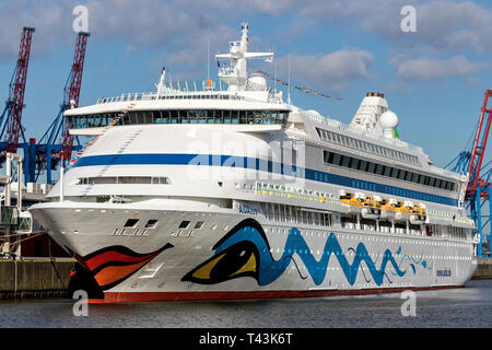 AIDAaura al centro della crociera Steinwerder, uno dei tre terminali di passeggeri di navi da crociera di Amburgo. AIDAaura è la terza nave azionato da AIDA. Foto Stock