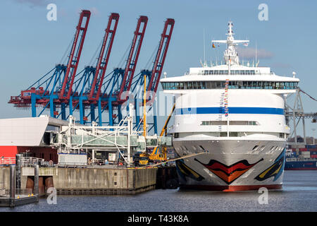 AIDAaura al centro della crociera Steinwerder, uno dei tre terminali di passeggeri di navi da crociera di Amburgo. AIDAaura è la terza nave azionato da AIDA. Foto Stock