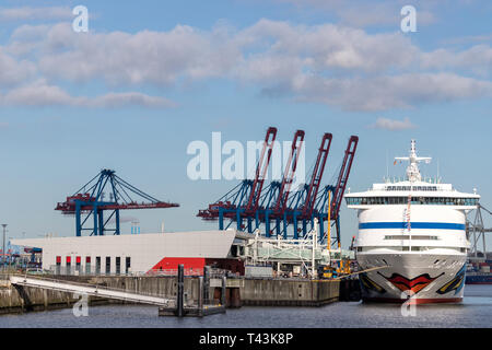 AIDAaura al centro della crociera Steinwerder, uno dei tre terminali di passeggeri di navi da crociera di Amburgo. AIDAaura è la terza nave azionato da AIDA. Foto Stock