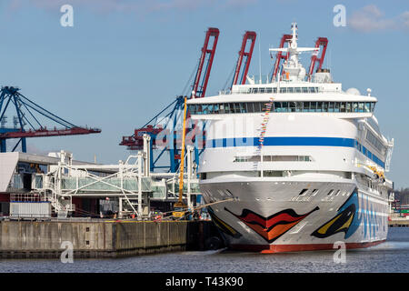 AIDAaura al centro della crociera Steinwerder, uno dei tre terminali di passeggeri di navi da crociera di Amburgo. AIDAaura è la terza nave azionato da AIDA. Foto Stock