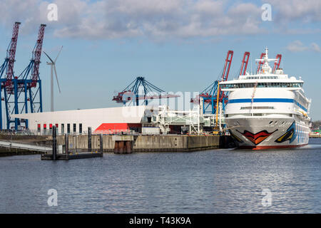 AIDAaura al centro della crociera Steinwerder, uno dei tre terminali di passeggeri di navi da crociera di Amburgo. AIDAaura è la terza nave azionato da AIDA. Foto Stock