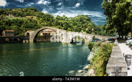 Ponte della Maddalena; il famoso, asimmetrico 'Ponte del diavolo" a Borgo a Mozzano, Lucca, Toscana Foto Stock