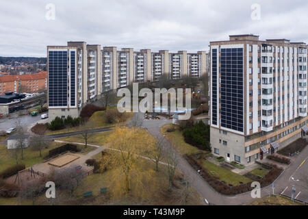 I pannelli solari montati sulla facciata di un edificio residenziale su Aspnäsvägen, Järfälla, Svezia. Foto Stock