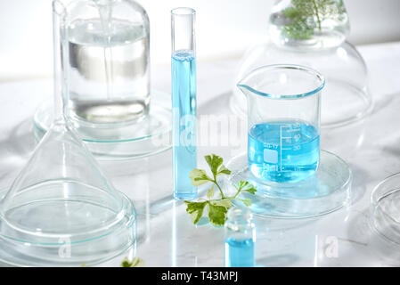 Laboratorio di cosmetici ricerca e sviluppo . La scienza bio skincare siero crema prodotto con foglie. naturale bellezza organici cosmetici concetto. cosmeto Foto Stock