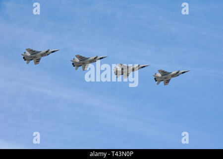 = Interceptor aerei MiG-31 nel cielo sopra la piazza rossa = Quattro russo a lungo raggio intercettore supersonico aerei MiG-31 Foxhound battenti in formato Foto Stock