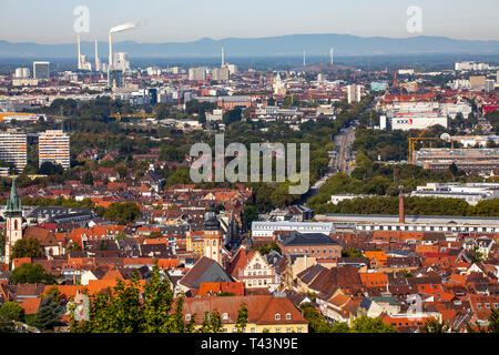 Vista su Karlsruhe, citta' interna, grattacieli residenziali, dietro il vapore Rheinhafen power plant Karlsruhe, Foto Stock