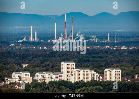 Vista su Karlsruhe, nel retro del minerale di raffineria di petrolio Alto Reno, nel distretto anteriore città sociale "Rintheimer campo, Foto Stock