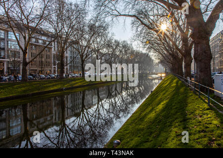 Il Kšnigsallee, Kš, DŸsseldorf, Kš-Graben stagno, con ponte e albero vicolo, lo shopping di lusso street, Germania Foto Stock