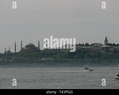 Il Palazzo Topkapi e Hagia Sophia Chiesa vista dal mare. Istanbul, Turchia Foto Stock