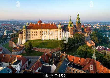 Storico castello reale di Wawel e Cattedrale di Cracovia, in Polonia. Vista aerea di sunrise luce nelle prime ore del mattino Foto Stock