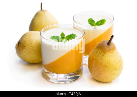 Panna cotta con gelatina di pera in vetro chiaro isolato su bianco Foto Stock