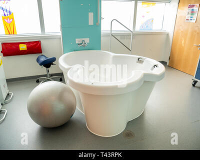 Parto in piscina nel centro del parto della University College Hospital di Londra Foto Stock