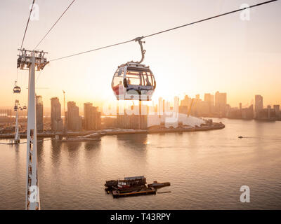 Linea Emirates Funivia attraversando il fiume Thames, London, Regno Unito Foto Stock