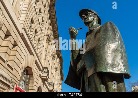 Sherlock Holmes statua fuori la stazione della metropolitana di Baker Street, Londra, Regno Unito Foto Stock