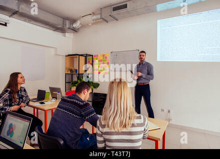 Gli studenti sono in Aula stanno ascoltando una lezione Foto Stock