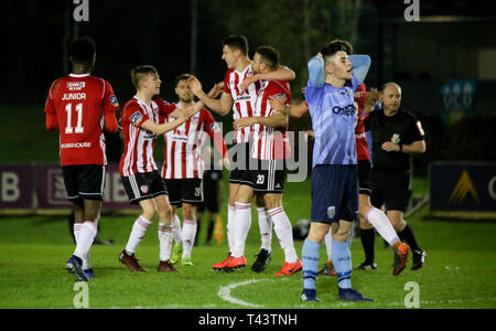 Ciaron Harkin & Eoin massimo partecipa alla celebrazione con goalscorer Darren Cole durante il Airtricity League fixture tra UCD AFC & Derry City FC a Foto Stock