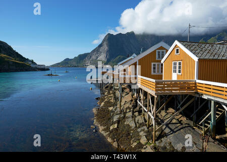 Sakrisøy Sakrisøya ( ) è una piccola isola e un villaggio di pescatori tra Reine e Hamnøy nel comune di Moskenes a Lofoten Nordland in Norvegia Foto Stock