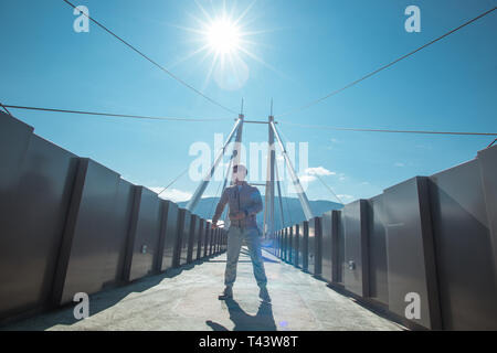 Attraente uomo sporting sul ponte Foto Stock