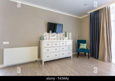 Luxure hall interno loft appartamenti piana con sedia comò e tv Foto Stock