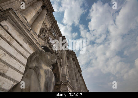Il castello di Buda (Palazzo Reale) cortile interno. Galleria Nazionale Ungherese lion visualizza, Budapest, Ungheria. Foto Stock