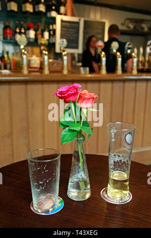 Due pinte di vuoto in un pub Foto Stock