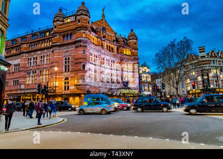 Il traffico e le persone al di fuori del Palazzo del Teatro su Shaftesbury Avenue ,attualmente la casa di Harry Potter e il maledetto stadio bambini giocare Foto Stock