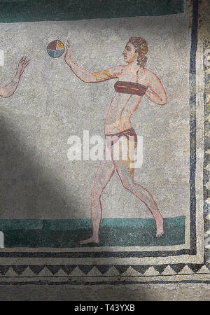 Mosaico dettaglio fron la Sala delle dieci ragazze Bikini, camera n. 30, dall'ambulacro della grande caccia, la camera No 28, presso la Villa Romana del Casale wh Foto Stock