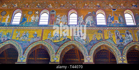 Parete Nord mosaici raffiguranti scene della Bibbia nella Norman-Byzantine cattedrale medievale di Monreale, in provincia di Palermo, Sicilia, Italia. Foto Stock