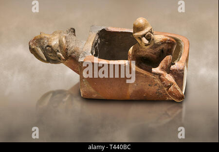 Commerciante assiro Colony Età del Bronzo sandalo in cotto sagomato vessed rituale. Questo culto pot barca è conformato con una testa di animale nella parte anteriore. All'interno del ve Foto Stock