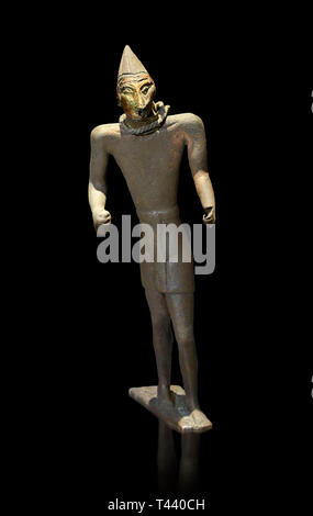 Hittita figura in bronzo con una maschera, Hittita periodo. Adana il Museo di Archeologia, Turchia. Contro uno sfondo nero Foto Stock