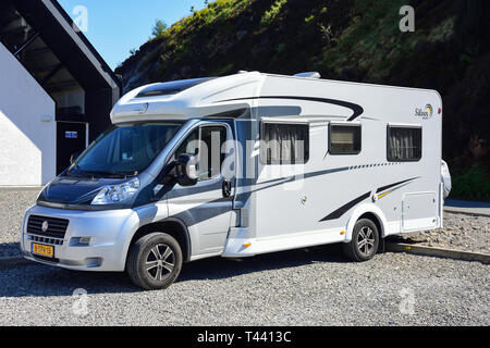 Fiat Ducato camper in parcheggio, Tarbert (Tairbeart), Isle of Harris, Ebridi Esterne, Na h-Eileanan Siar, Scotland, Regno Unito Foto Stock