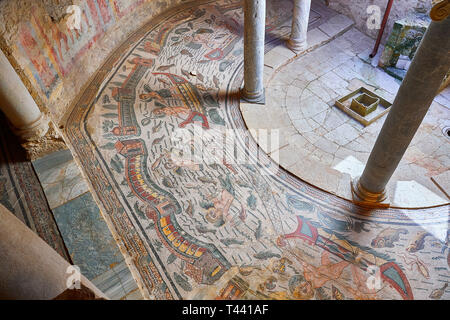 L'immagine allargata di mosaici Romani del semi stanza circolare raffigurante amorini pesca dalle barche, presso la Villa Romana del Casale, primo quarto del Foto Stock