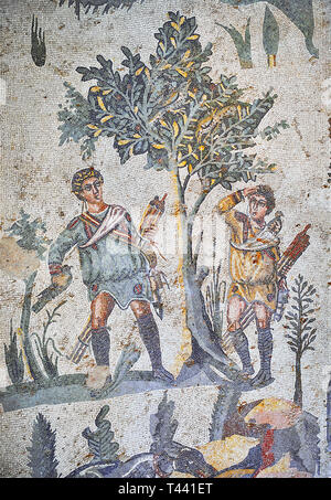 Close up dettaglio foto di mosaici romani della piccola caccia raffigurante i ragazzi a caccia di una canzone uccello in un albero, camera n. 24 presso la Villa Romana del Casale Foto Stock