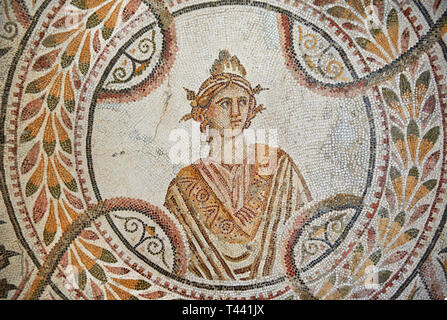 Dettaglio di un mosaico romano di design che raffigura le nove muse, dalla Maison du mois, antica città romana di Thysdrus. La seconda metà del III secolo D.C. El Dje Foto Stock