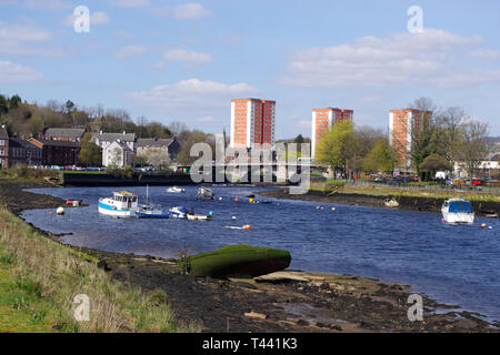 Barche ormeggiate sul fiume Leven in Dumbarton Foto Stock