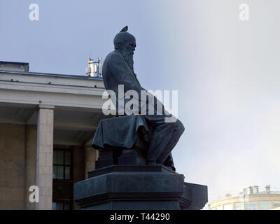 Dostoevskij monumento con un piccione sulla sua testa nel centro di Mosca Foto Stock
