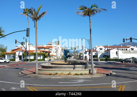 SANTA BARBARA, California - 12 Aprile 2019: stato Street visto dal Dolphin statua a Stearns Wharf. Foto Stock