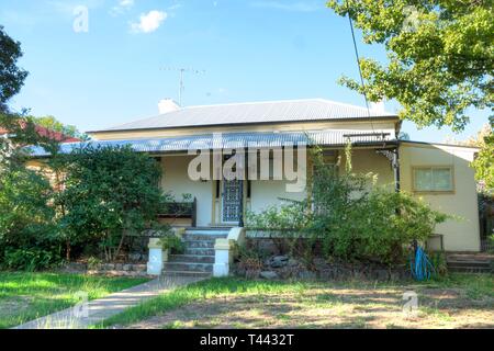 Una c1910s suburban cottage costruito nella metà in stile vittoriano. Tamworth NSW Australia. Foto Stock