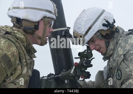 Paracadutisti dell'esercito assegnato alla sede centrale e sede società, 3° Battaglione, 509a paracadute Reggimento di Fanteria, quarta brigata di fanteria combattere Team (airborne), XXV divisione di fanteria, U.S. Esercito di Alaska, impostare un M121 120 mm sistema di mortaio durante il live-formazione antincendio a Malemute Drop Zone, Base comune Elmendorf-Richardson, Alaska, 13 marzo 2019. I soldati hanno affinato le loro equipaggio servita abilità di arma da fuoco di conduzione missioni utilizzando la M224 60 mm e M121 120 mm Sistemi di malta. Foto Stock