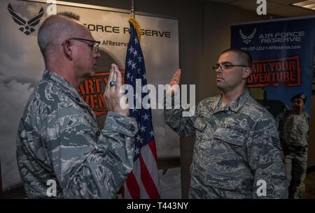 Il personale. Sgt. Donovan Klein, nuova aggiunta alla Air Force riserva servizi di reclutamento, recita il giuramento di arruolamento dato a lui il Mar 13, 2019 da Lt. Col. Stan Paregien, 932nd Airlift Wing Public Affairs Officer, durante una cerimonia reenlistment al 932nd AW Headquarters Building, Scott Air Force Base, Illinois. Klein, a uscire 932nd cittadino Airman inizierà il suo nuovo Air Force avventura in Wichita, Kansas, aiutando i nuovi cittadini aviatori vicino McConnel AFB cominciare la loro forza aria avventure. Foto Stock