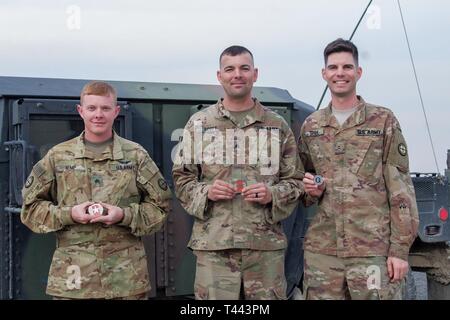 CAMP BUEHRING, Kuwait - STATI UNITI Army Sgt. Kyle Kemp, U.S. Army Sgt. John Scott, E DEGLI STATI UNITI Army Chief Warrant Officer 2 Antonio Spina, tutti assegnati alla 935th Aviation Support battaglione, Missouri Esercito Nazionale Guardia, ha recentemente ricevuto il comando monete presentato da Brig. Gen. Sharon Martin, Vice aiutante generale, Missouri Esercito Nazionale Guardia, in riconoscimento di prestazioni eccellenti. Martin si è recata in Medio Oriente per partecipare alle riunioni e visitare le truppe che sono attualmente dispiegati. Questi soldati di supportare il funzionamento inerenti risolvere, lavorando con e attraverso i paesi partner a sconfiggere Daesh. Foto Stock