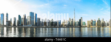 Meravigliosa vista panoramica della skyline di Dubai con il magnifico Burj Khalifa e molti altri edifici. Foto Stock